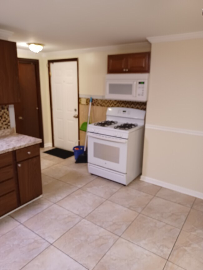 kitchen - 356 Amherst St
