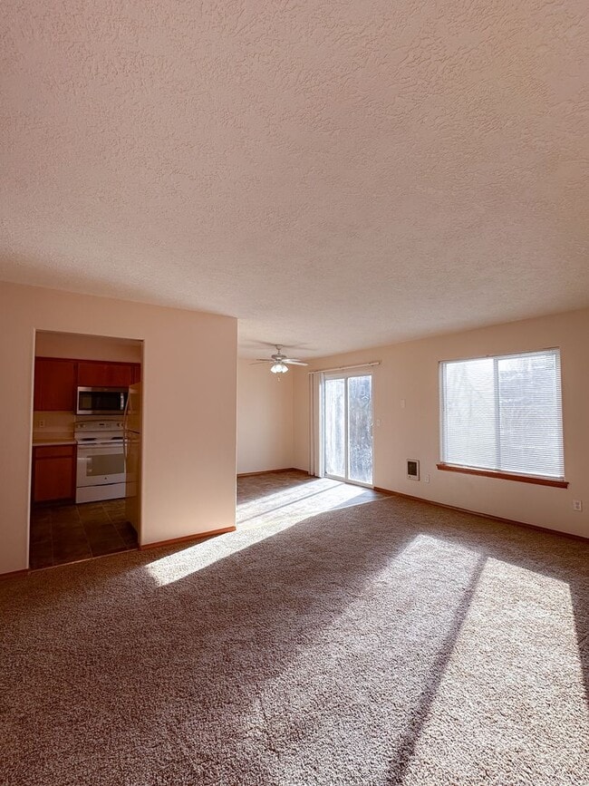 Building Photo - Spacious 2-Bedroom Duplex in Desirable Neighborhood