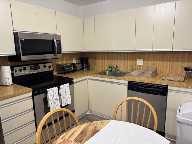 Building Photo - 2500 Parkview Dr