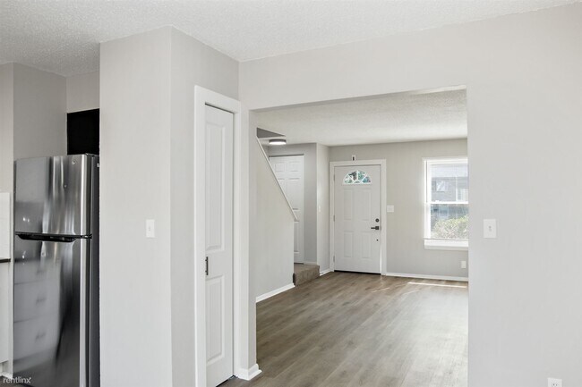 Building Photo - 2 br, 1 bath 4plex - 9424 Reeder Drive