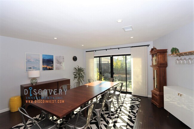 Foto del edificio - Centrally Located Mid-Century Contemporary Home