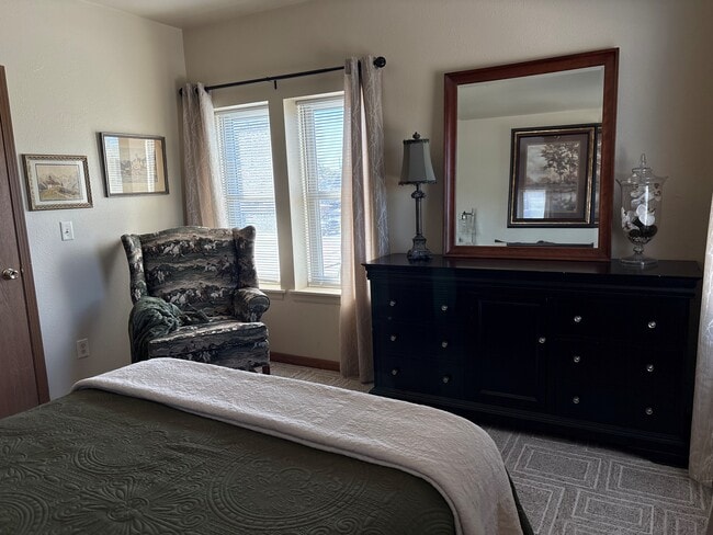 DORMITORIO PRINCIPAL - 125 W Main St