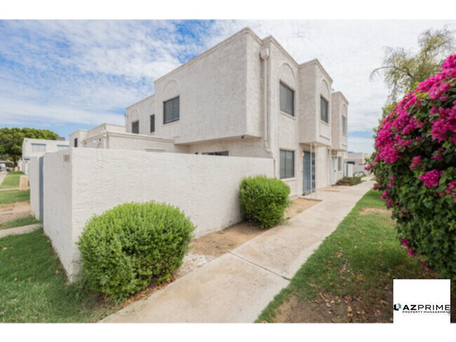 Foto del edificio - Welcome to This Beautifully Renovated 3/1 ...