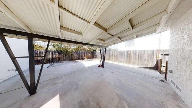 Building Photo - Newly Renovated! 4BD/2BA