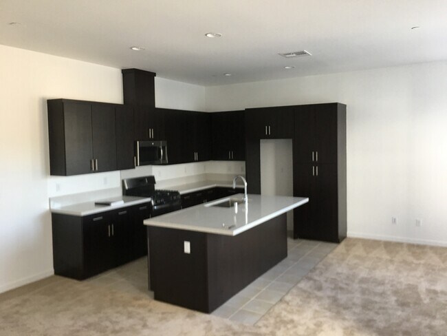 Foto del edificio - Beautiful 2 Bedroom Contemporary Style Townhome for Lease in Brea with Attached 2-Car Garage