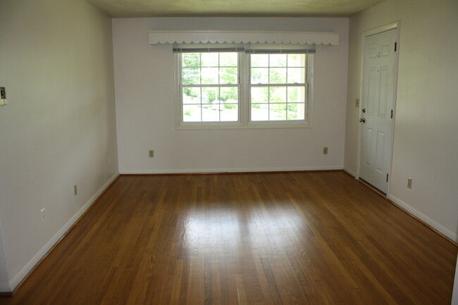 LR - 1545 W Main St
