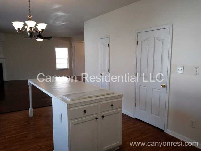 Building Photo - Beautiful, spacious 3-bedroom house with b...