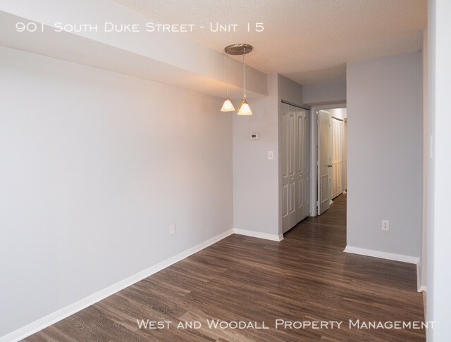 Foto del edificio - 901 S Duke St