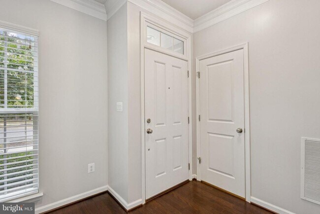 Foto del edificio - 805 Basswood Dr