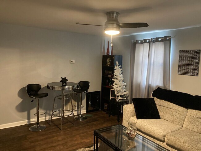 Building Photo - Renovated Duplex, 2 Bed 1 Bath, One level ...