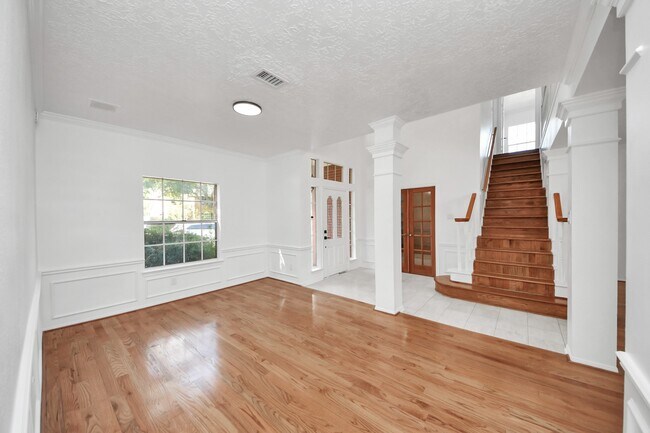 Foto del edificio - 15919 Lake Lodge Dr