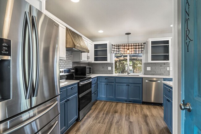 Foto del edificio - Exquisite 4 Bed, 2.5 Bath Redmond Retreat: Endless Backyard Amenities, Farmhouse Upgrades, and Tr...