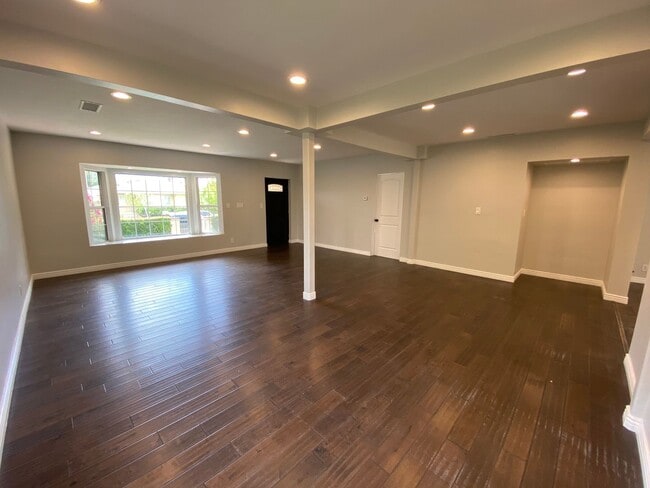 Foto del edificio - Tarzana Lifestyle: Elegant Home with Pool,...