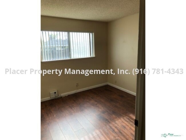 Building Photo - This must see! Nice 2 bdrm Duplex with 1 C...