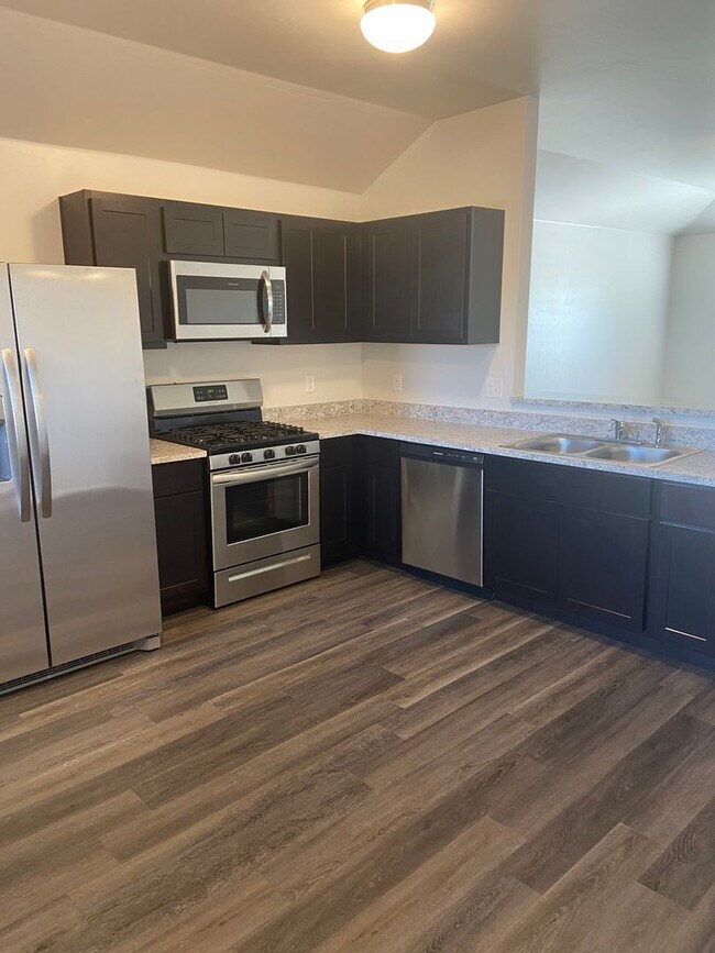 Building Photo - *Start 2026 Strong with Rent FREE!* Three Bedroom | Two Bathroom Home in Fox Hollow
