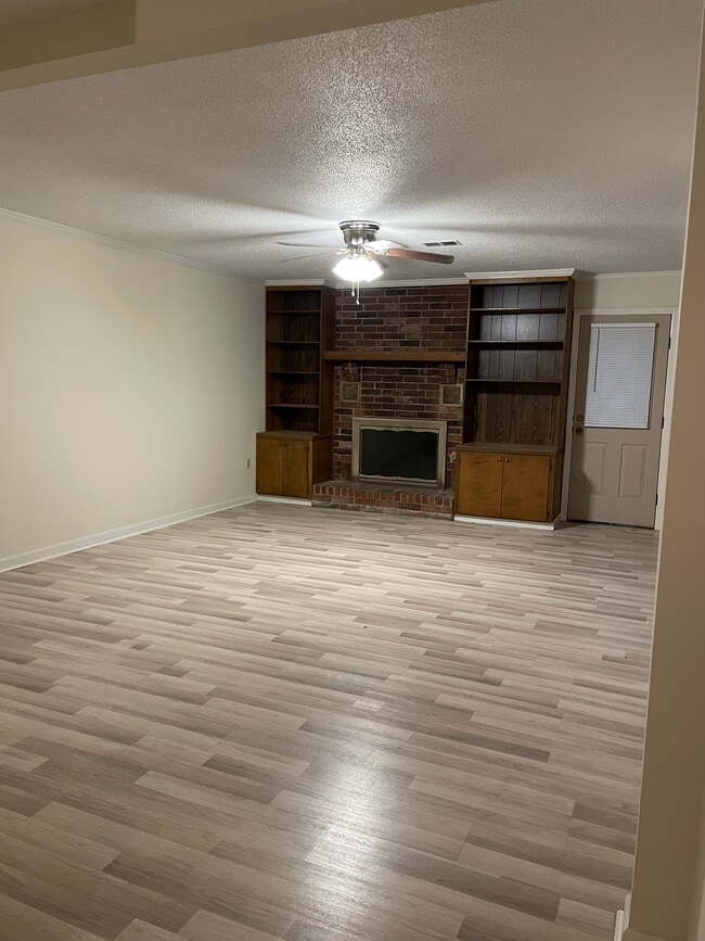 Building Photo - 10 Pebble Brook Dr