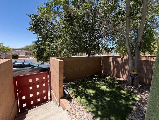 Building Photo - Cute 2 Bedroom 1.5 Bathroom Located In Downtown Albuquerque!