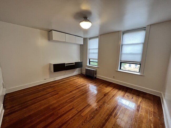 Building Photo - Convenient and Bright Jr. 1 Bed Room in Wo...