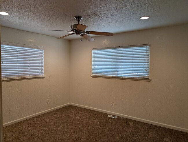 Foto del edificio - Updated home featuring a nice floor plan a...