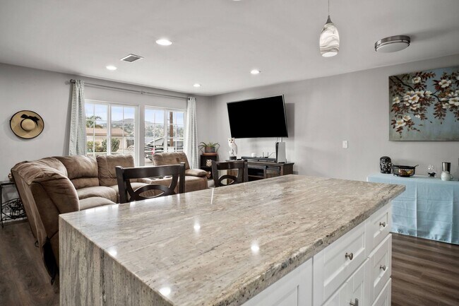 Foto del edificio - 4 Bed | 2.5 Bath Home in Spring Valley with Detached Office Suite!