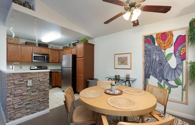 Foto del edificio - Upstairs 2 Bedroom 2 Bath Condo Available ...