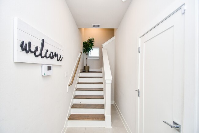 Foto del edificio - 5811 Fairdale Ln