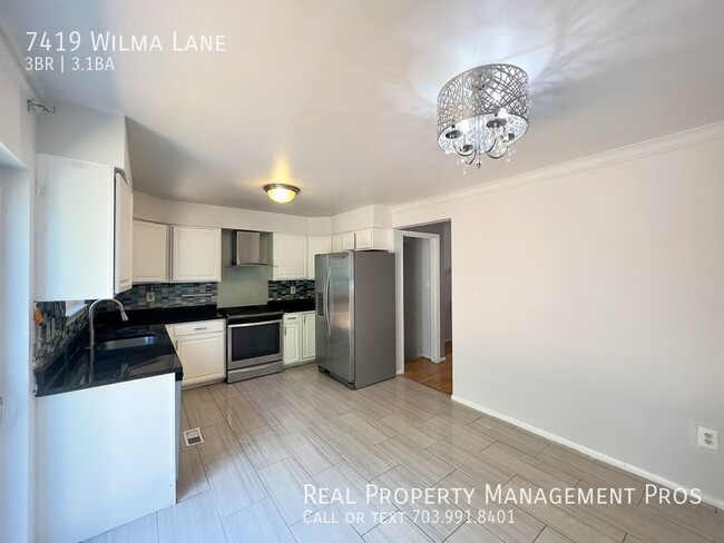 Building Photo - Updated Sunny Three Level Townhome!!!