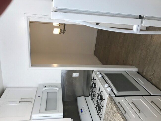 Kitchen to Dining Area - 304 S Doheny Dr