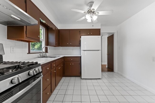 Building Photo - 409 Tappan Rd