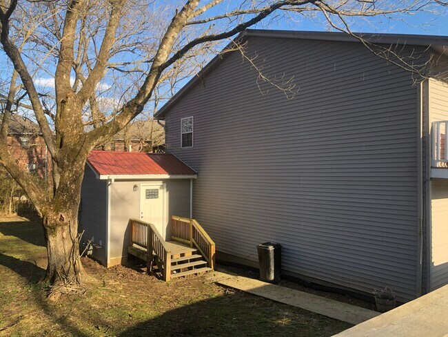 Building Photo - 1841 N Dixie Ave