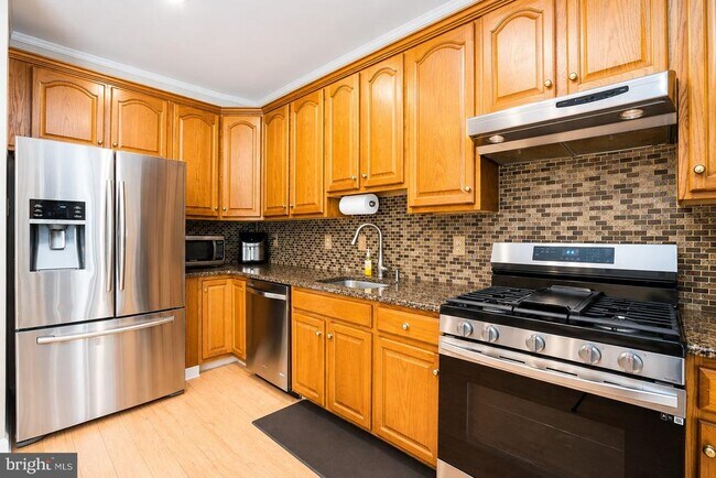 Foto del edificio - 704 Dahlia Cir