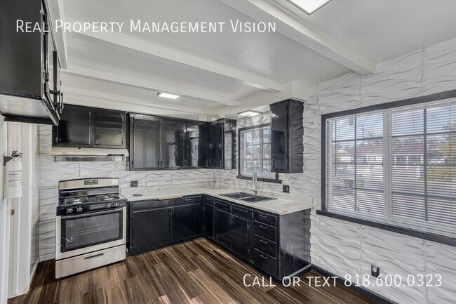 Building Photo - 3 bedroom, 2 bathroom single-family home w...