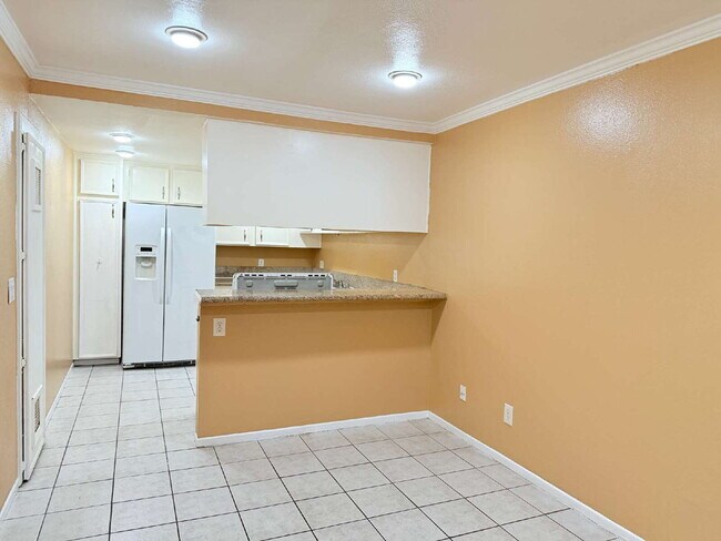 Building Photo - HUGE 3BR/2BA Second-Floor Condo