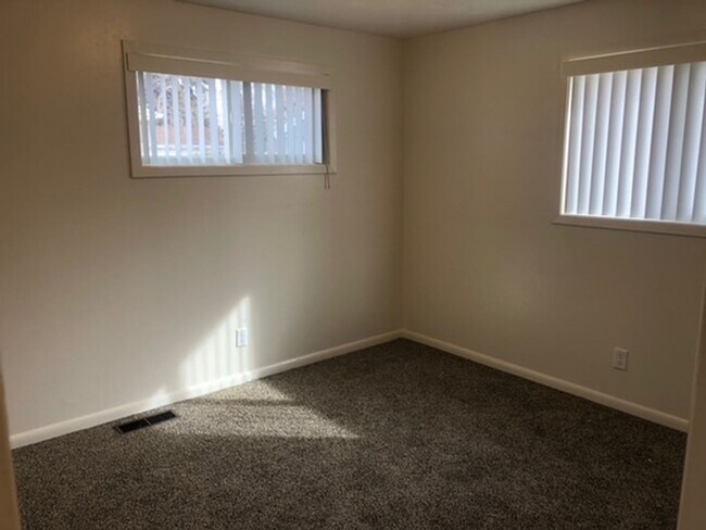Building Photo - 3 bedroom 1 bath house