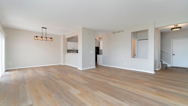 Building Photo - 7495 Thomas Dr
