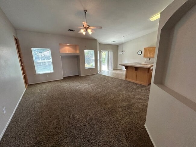 Foto del edificio - 3 Bedroom 2 bathroom home on NE Visalia cu...