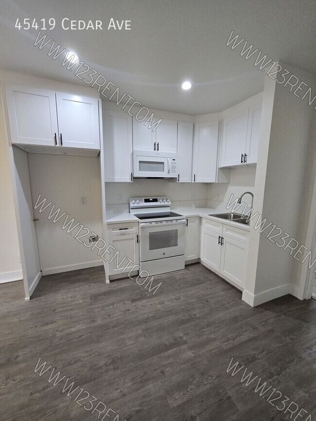 Foto del edificio - 45419 Cedar Ave