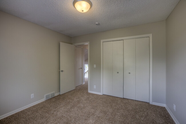 Building Photo - Convenient location! Side Split in Western Omaha.