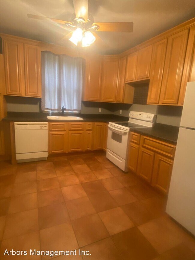 Building Photo - 3 br, 1.5 bath House - 600 Isabella Ave