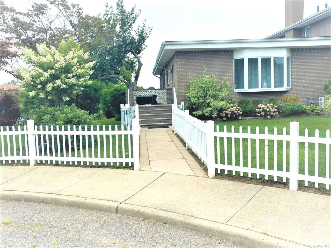 822 Raleigh Ln, Woodmere, NY 11598 House Rental in Woodmere, NY