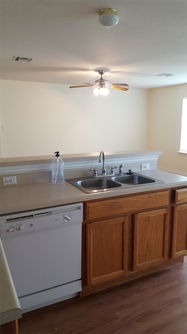 Building Photo - 940 Goldenrod St