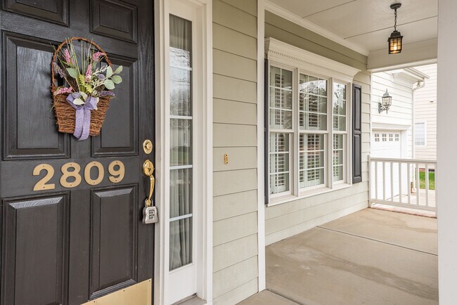 Building Photo - 4 bedroom home with fenced yard close to D...