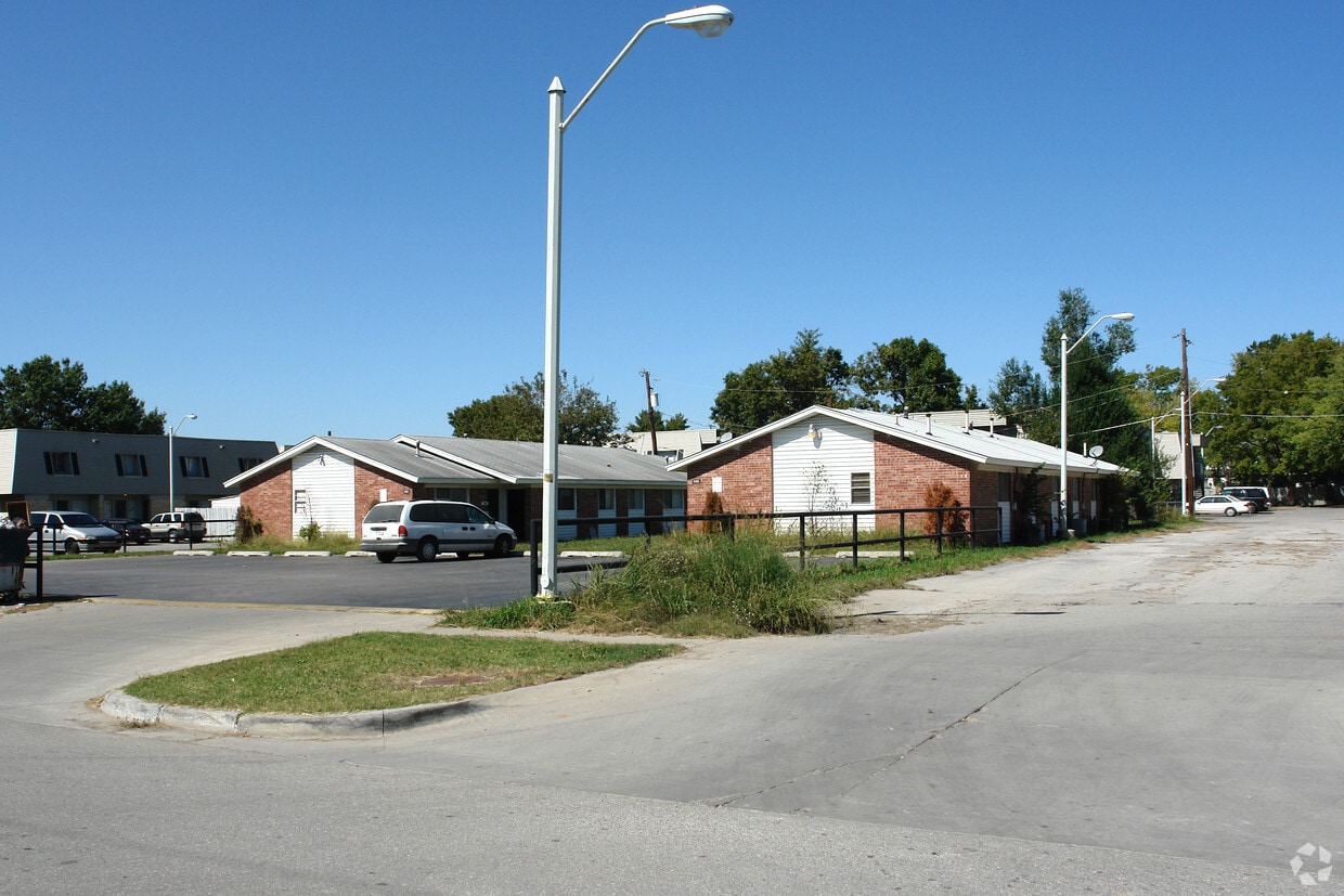 Primary Photo - 9901-9909 E 12th St