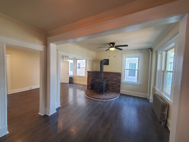 Building Photo - Updated & freshly painted, half duplex wit...