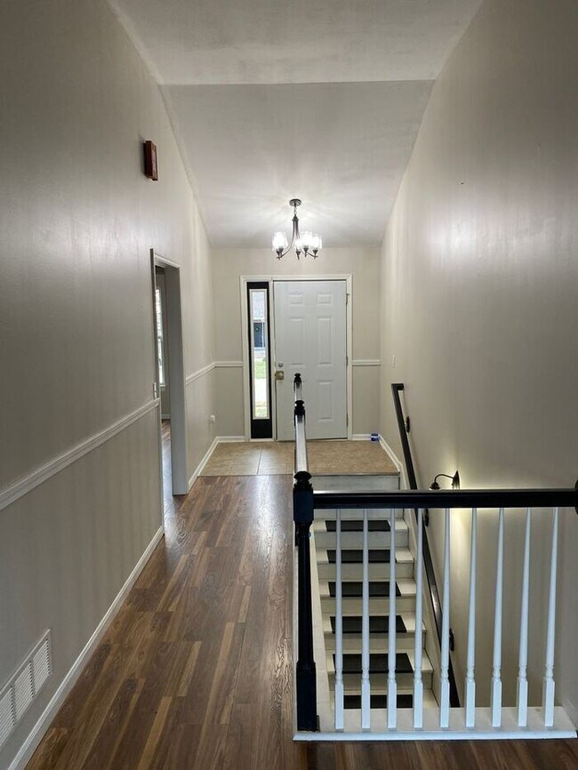 Building Photo - Lovely Main level Living with 4 Bedrooms a...