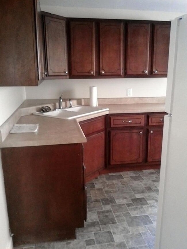 Building Photo - Charming 2-Bedroom Unit in Quiet Moline Location