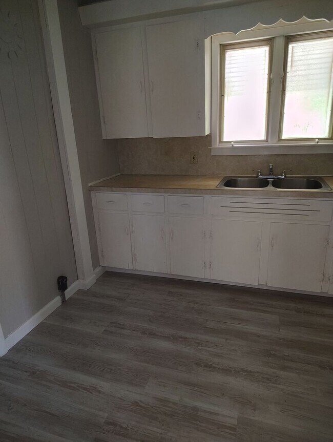 Foto del edificio - Section 8 Accepted! Spacious 2br home