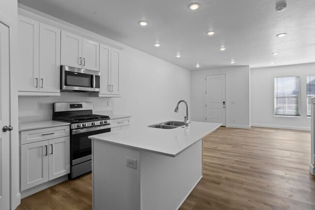 Building Photo - Stunning 3Bed Townhome in Desert Color!