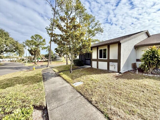 Foto del edificio - 2900 Grove Wood Blvd