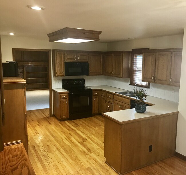 Foto del edificio - {15031} Charming Two Story Home + Huge, Fenced Yard + Cul de Sac